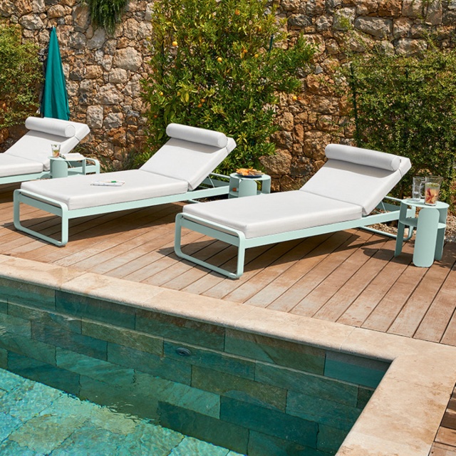 Lit de soleil BELLEVIE et table BEBOP - FERMOB