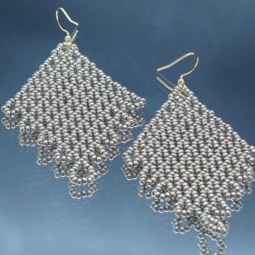 Boucles d’oreilles, éclat et fluidité argentée