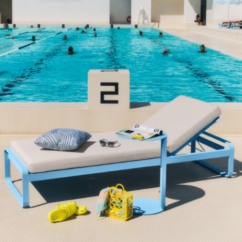 Lit de soleil BELLEVIE et table BEBOP - FERMOB