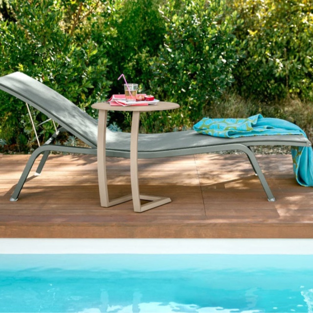 Bain de soleil ALIZE XS et table déportée - FERMOB
