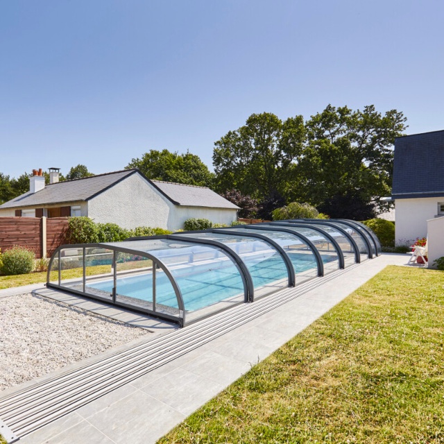 L'abri de piscine mi-haut