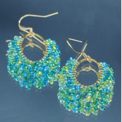 Boucles d’oreilles en perles tissées, reflets profonds