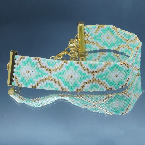 Bracelet tissé, éclat et finesse en perles Delica Miyuki