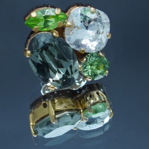 Broche artisanale en pierres facettées