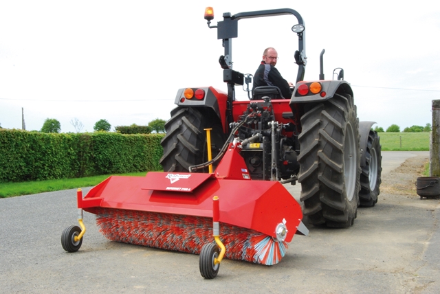 Balayeuse aligneuse sur tracteur