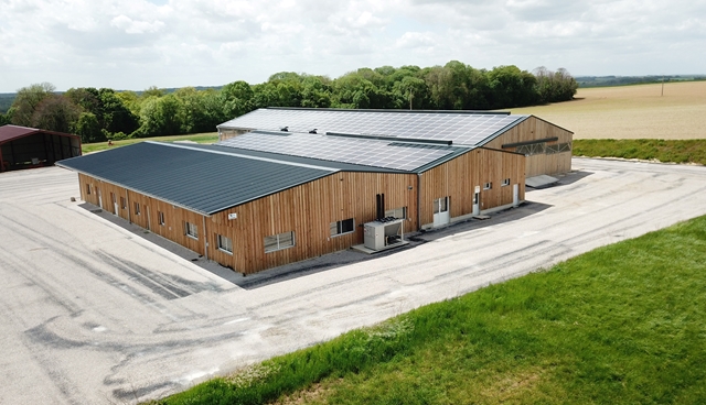 Chévrerie en bois photovoltaïque
