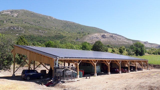 Hangar en bois avec panneaux photovoltaïques