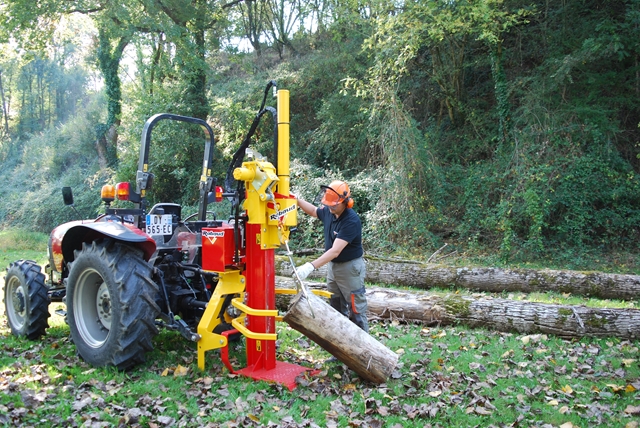 Fendeuse de bûches sur tracteur