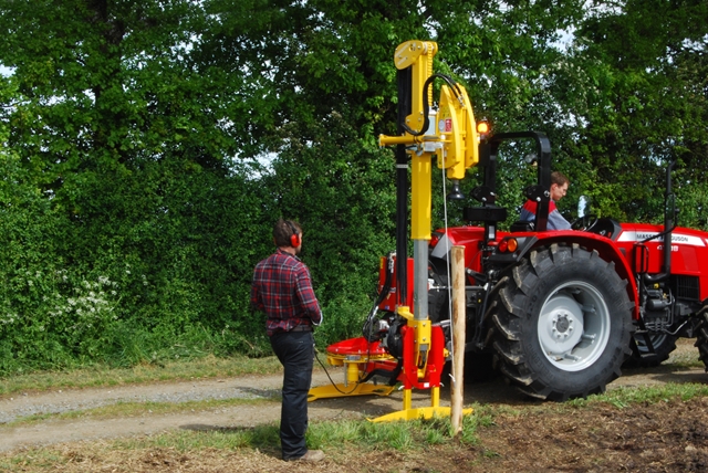 Enfonce-pieux à percussions sur tracteur
