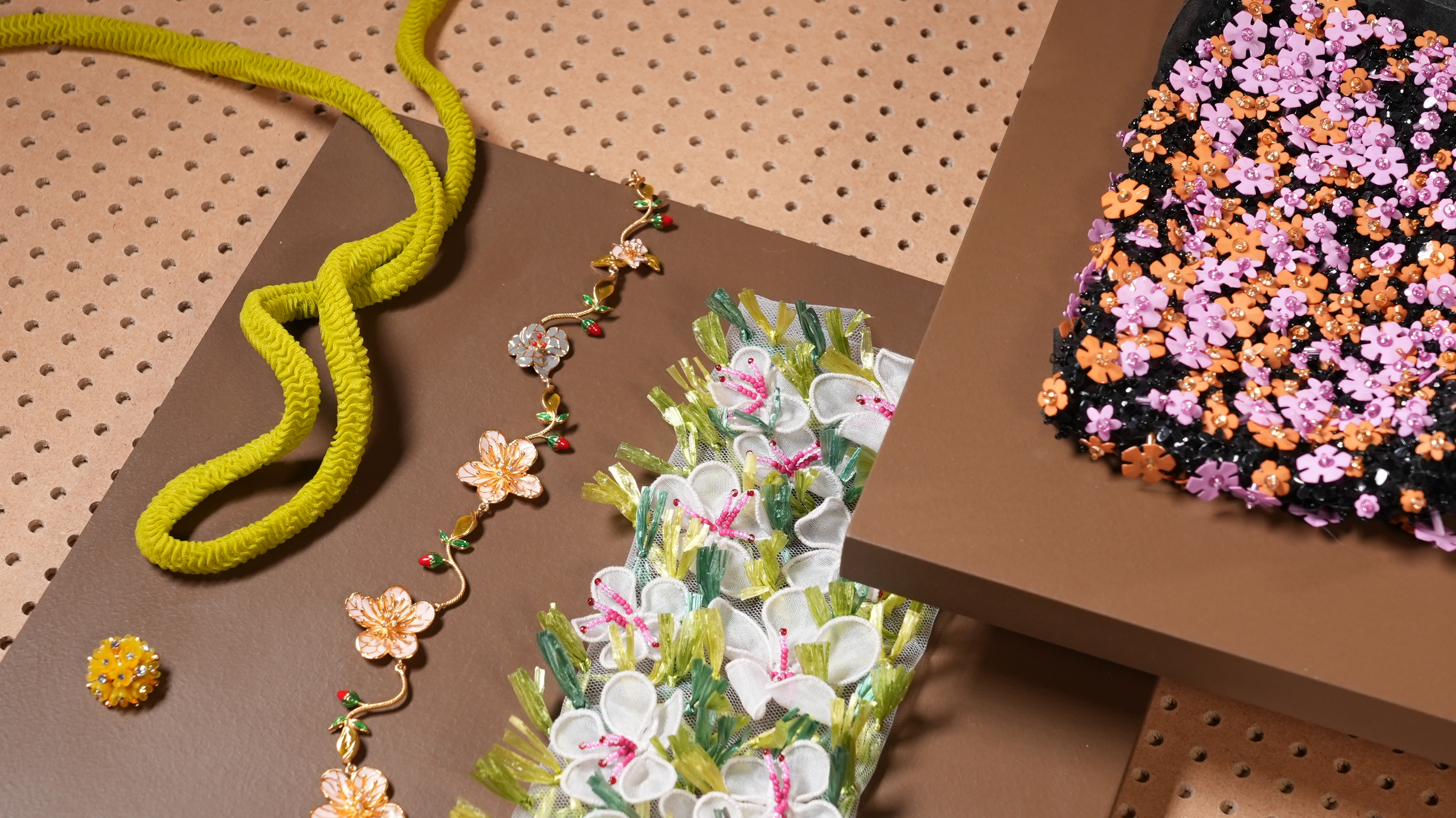 Spring-summer 27 decodings: Accessories & components