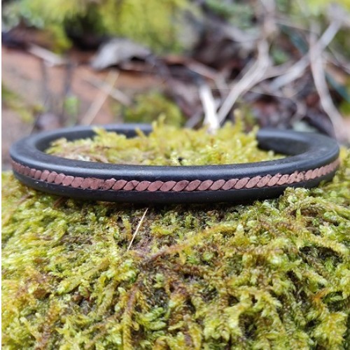 Bracelet en acier forgé à la main avec torsade de fils de cuivre