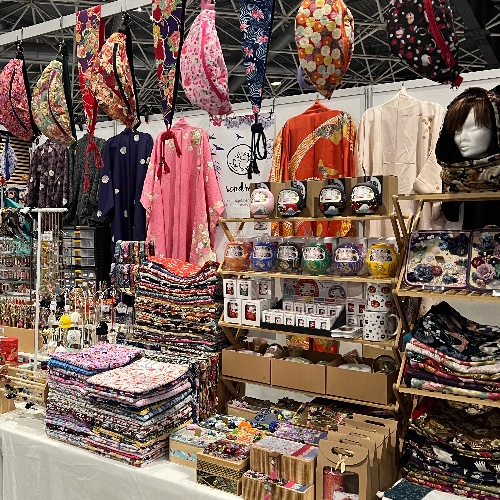 Bijoux et objets de décoration intérieure en papiers et tissus japonais