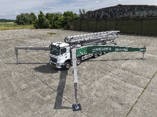 🚧 Une pompe à béton géante sur Mercedes-Benz Trucks Arocs 7 essieux