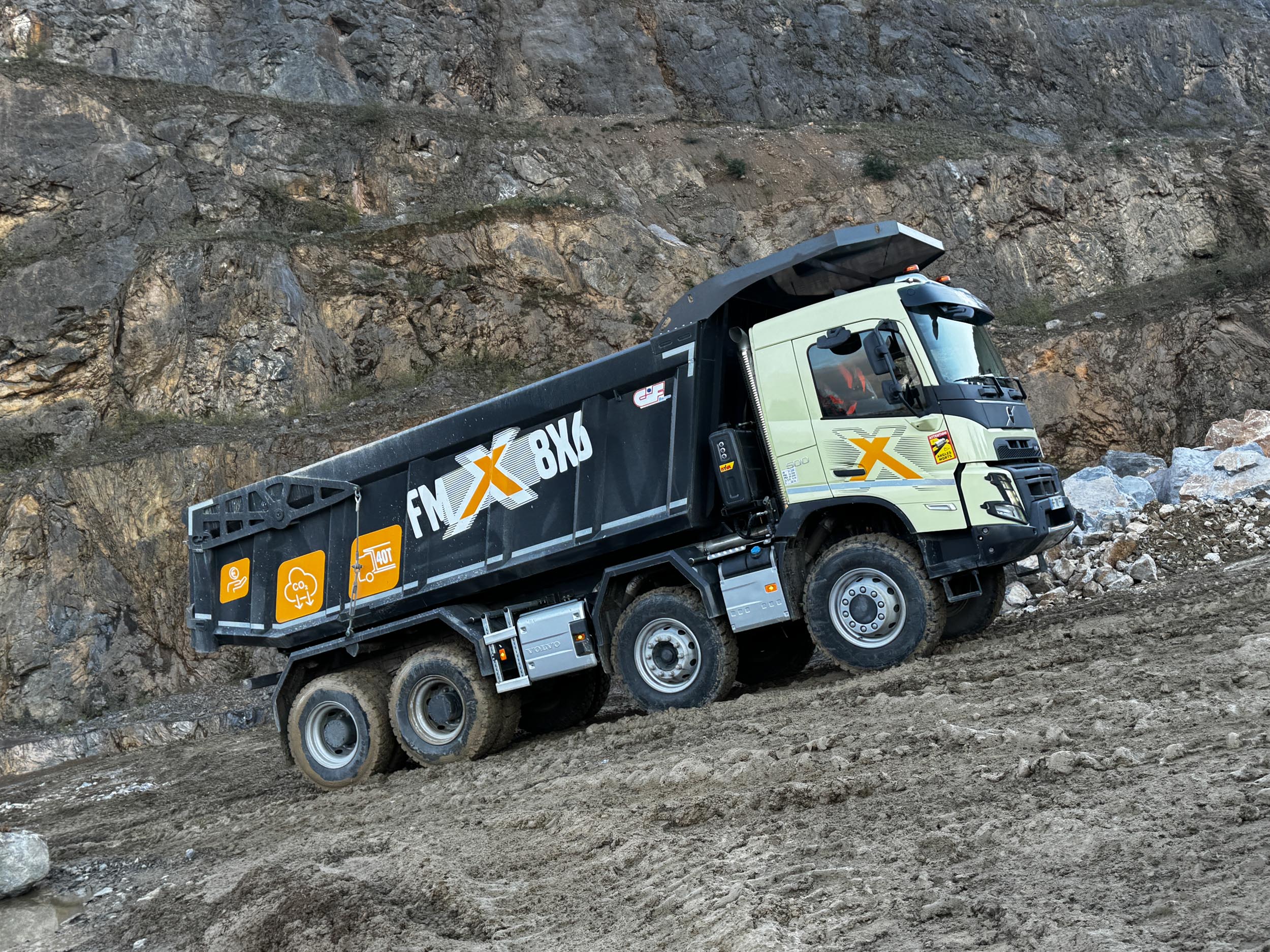 VOLVO FMX 8×6 CARRIÈRE : LE CAMION QUI JOUE DANS LA COUR DES TOMBEREAUX