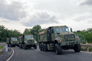 Mack Defense signe un nouveau contrat de 5 ans pour livrer des camions bennes à l’US Army