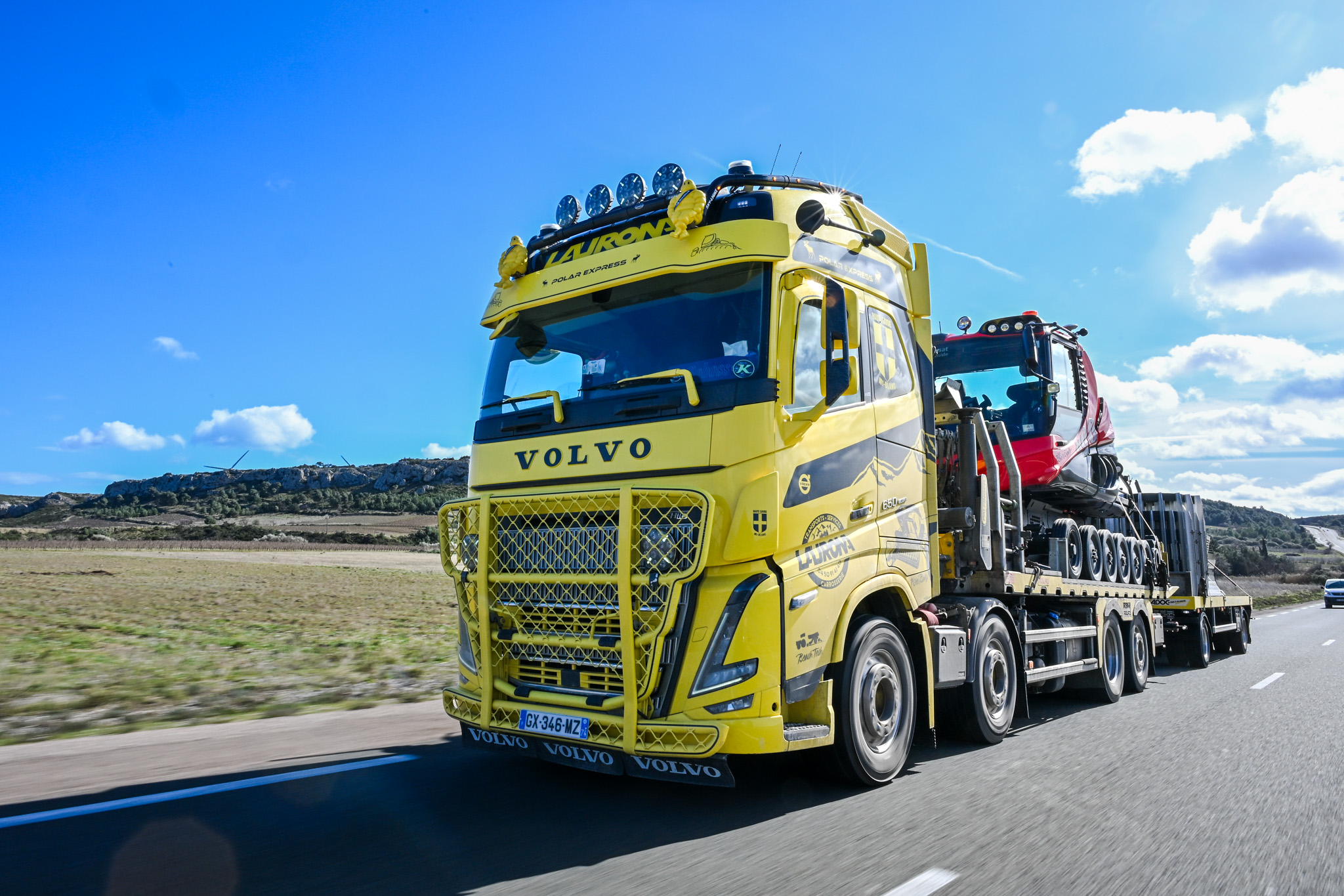 Transport hors norme et PistenBully 600 E+ : 525 chevaux dans la tempête, la montagne passe à l’hybride