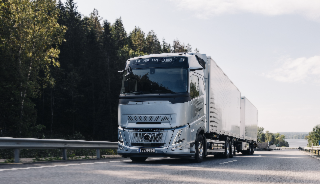 Volvo Trucks dépasse les 10 000 camions au gaz vendus : le GNL confirmé sur le terrain
