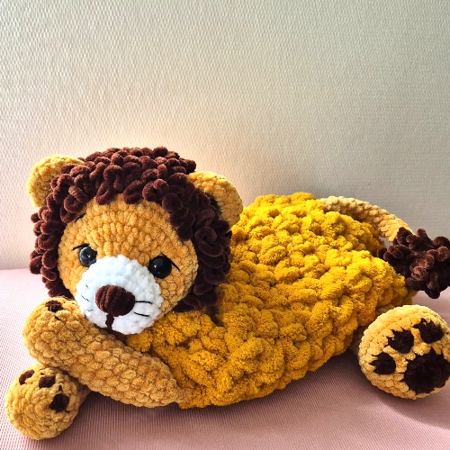Cache-pyjama Lion au crochet