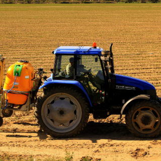 Quel CACES est nécessaire pour conduire un tracteur agricole ?