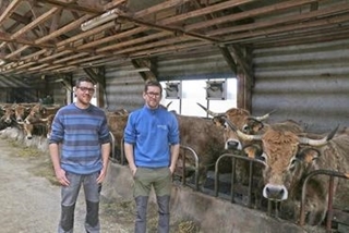 « Avec nos 90 vaches aubracs et 60 génisses à l’engraissement, nous dégageons 50 000 euros de revenu disponible pour deux associés »