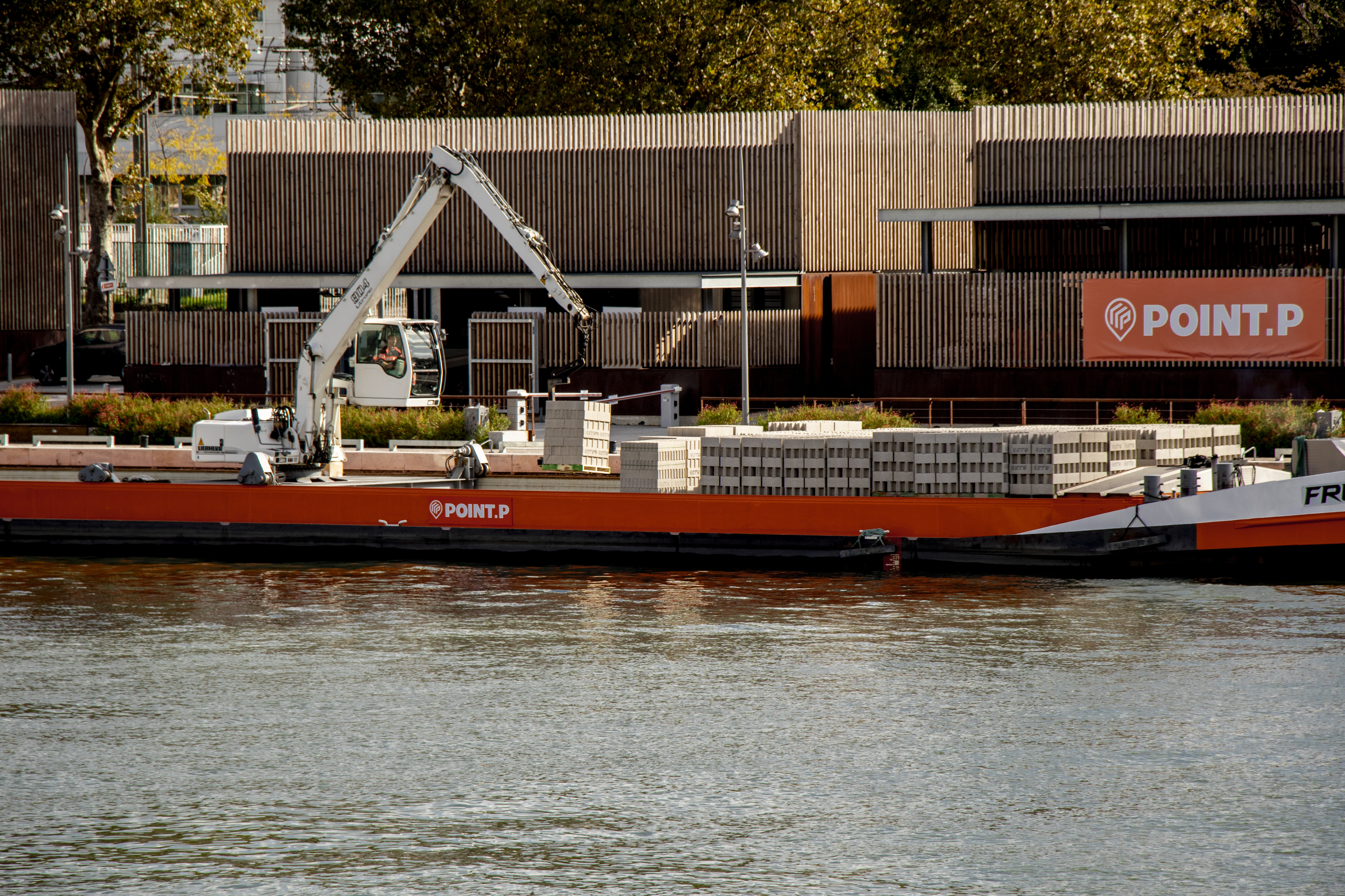 Comment Point.P décarbone sa logistique en Île-de-France grâce au transport fluvial