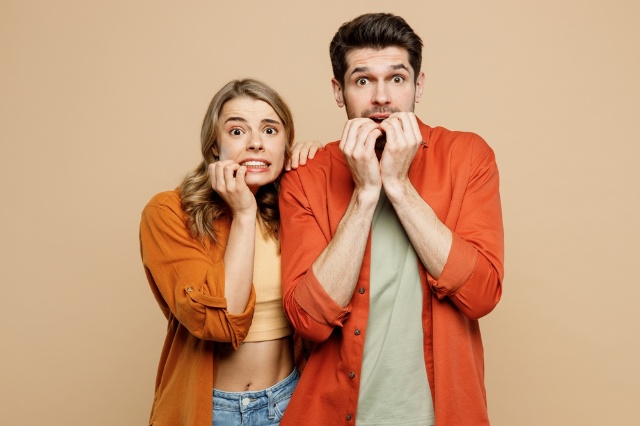 Une femme et un homme effrayés