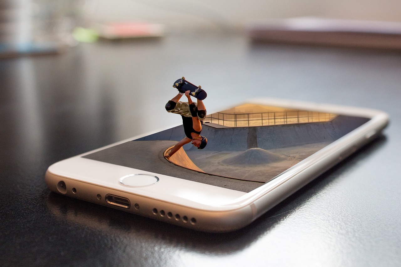 Sportifs qui ride en skate board sur un smartphone