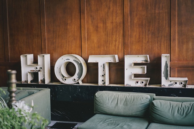 des lettres lumineuses qui forment le mot "hotel"