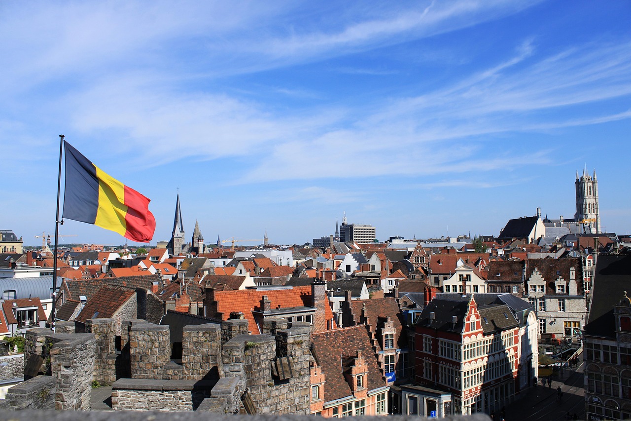 drapeau belge dans le vent avec vue sur une ville belge