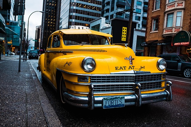 Un taxi jaune newyorkais et en fond la ville