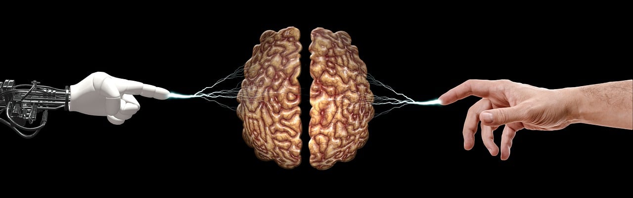Cerveau avec main de robot et d'humain qui se connectent électriquement à lui