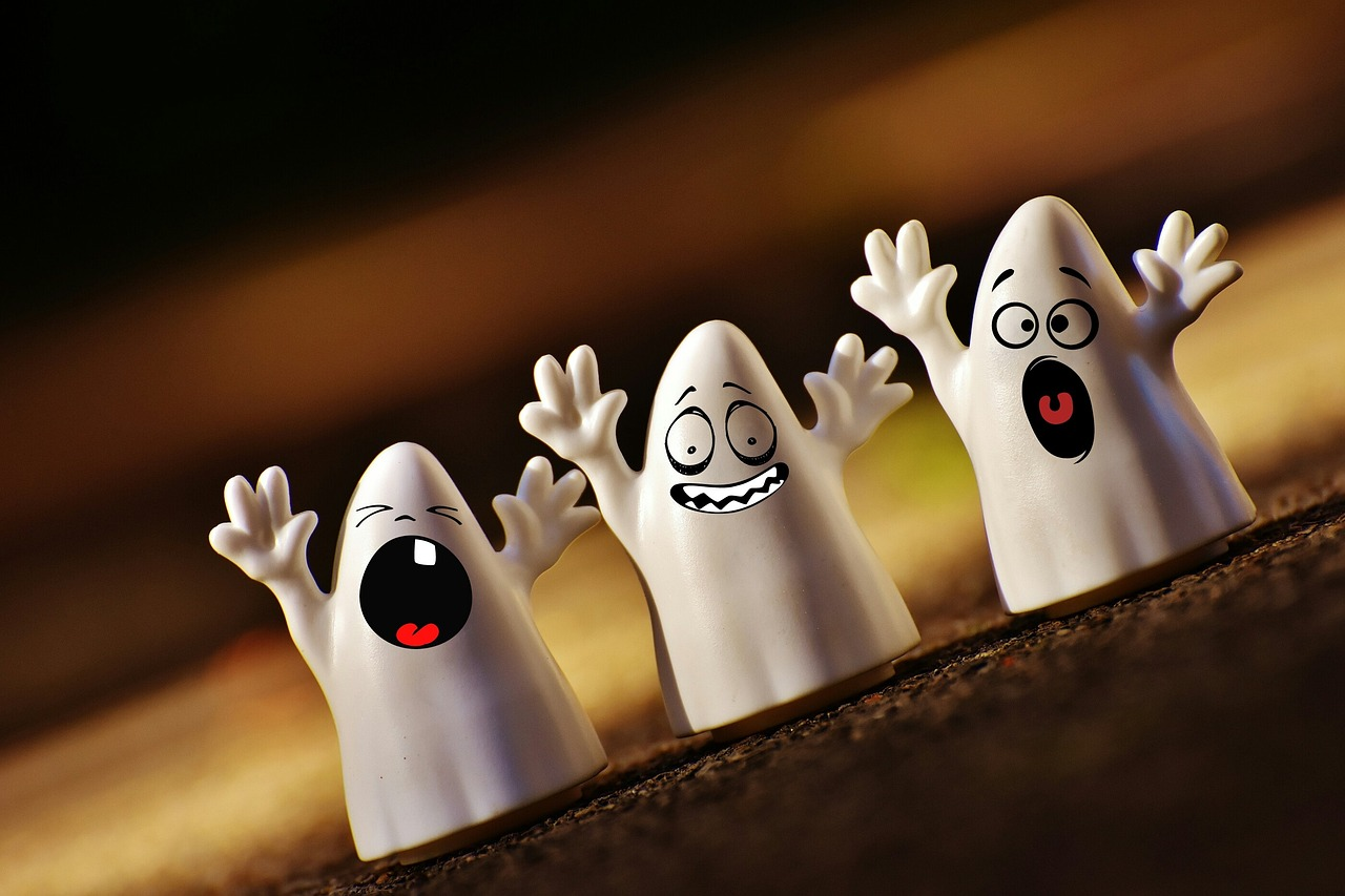 Des petits fantômes qui font des grimaces