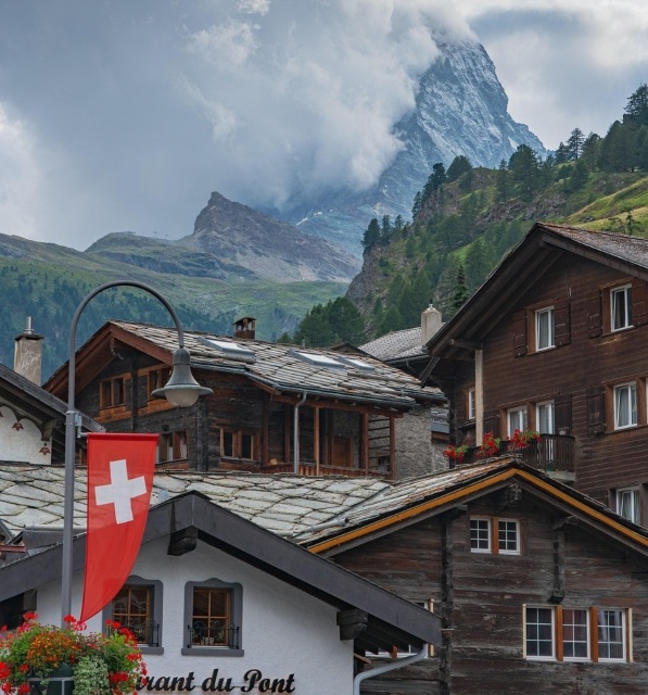 Différents chalet avec un drapeau de la suisse