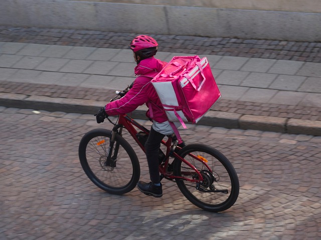 Coursier livreur de nourriture vêtu de rose