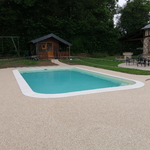 Revêtement de sol souple pour plage de piscine