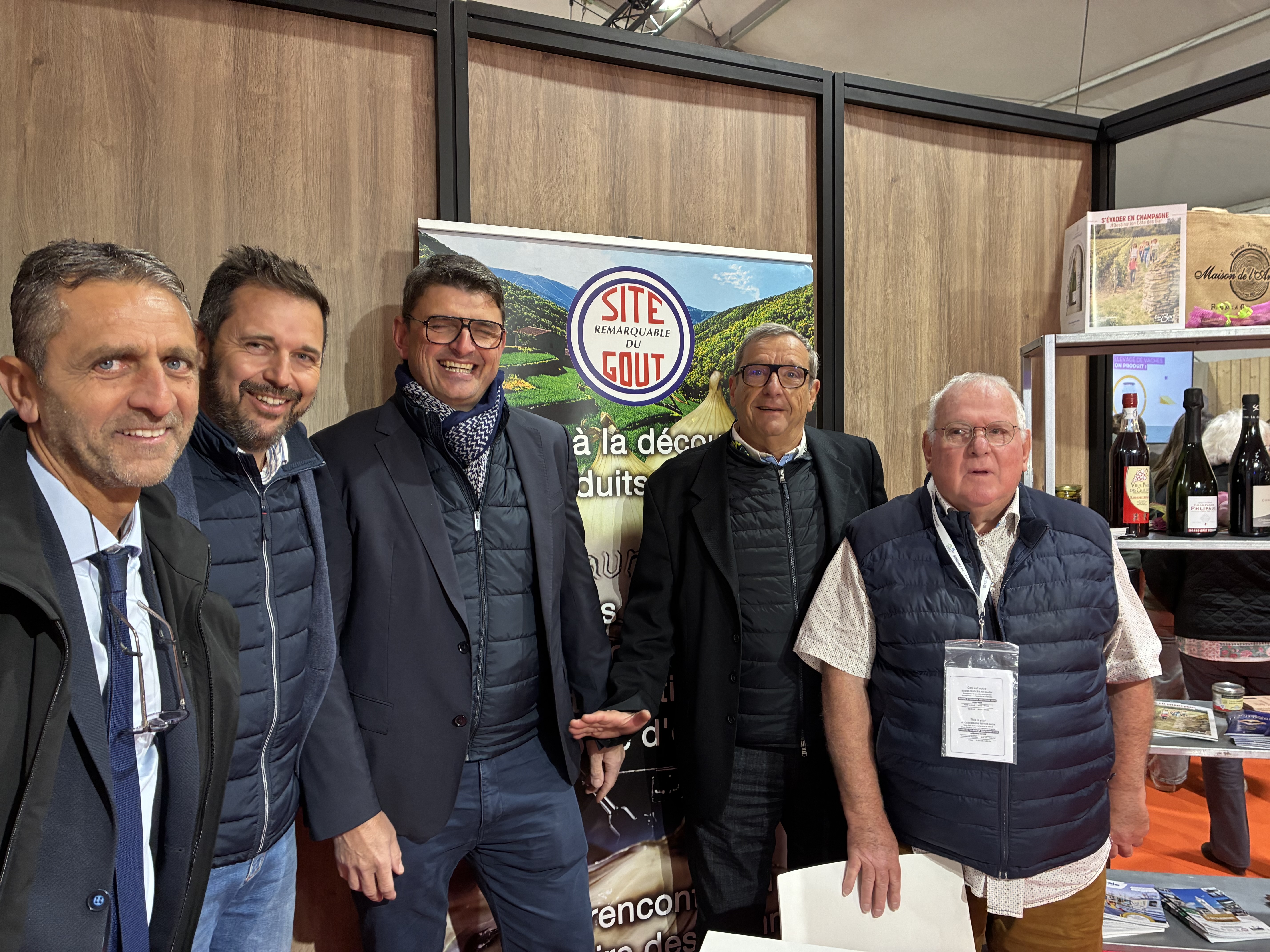 Les acteurs des sites remarquables du goût aux côtés du vice-président de la région Auvergne-Rhône-Alpes en charge de l'agriculture et de son directeur.