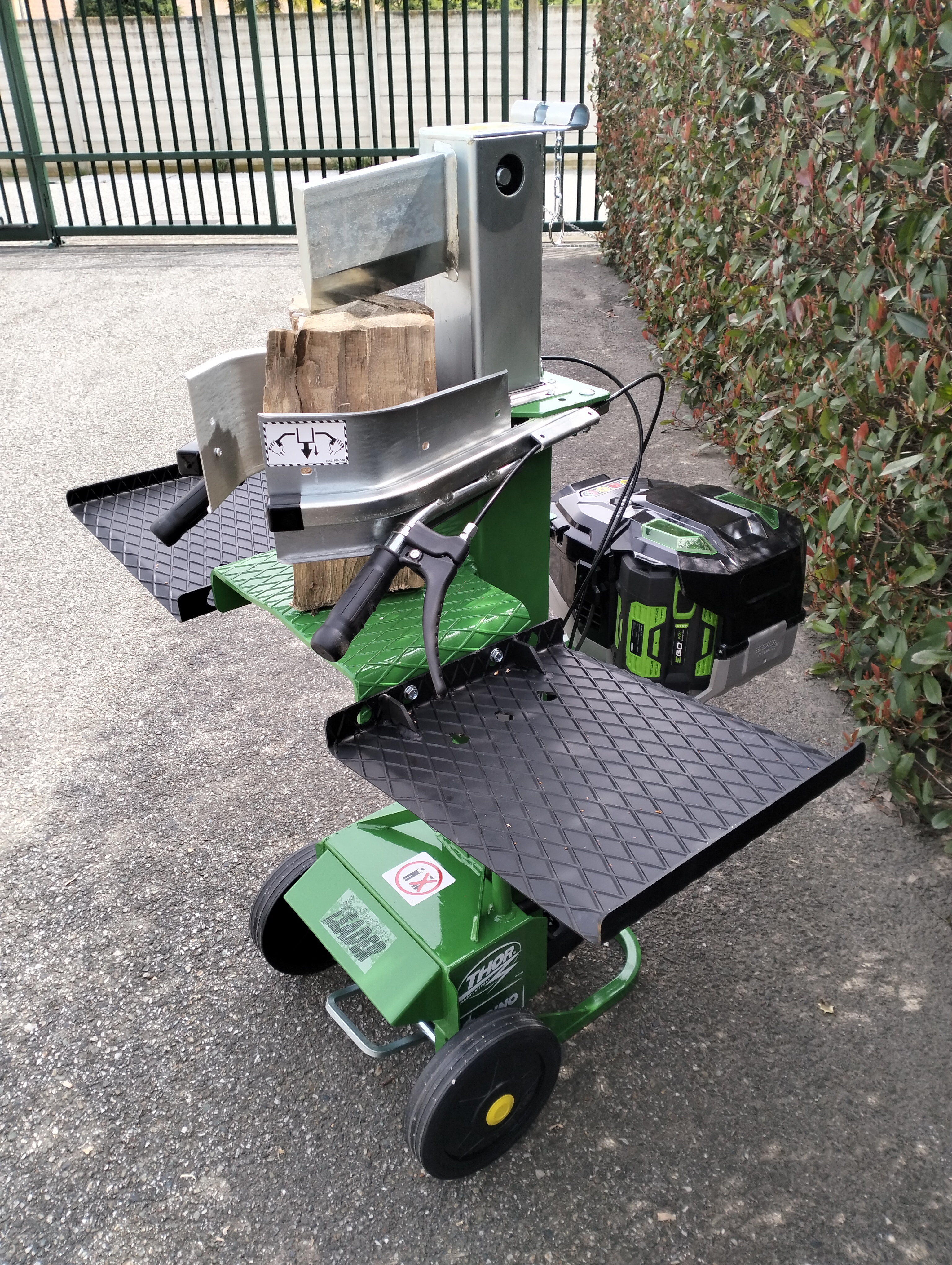 Visuel Première fendeuse à bois verticale avec moteur à batterie