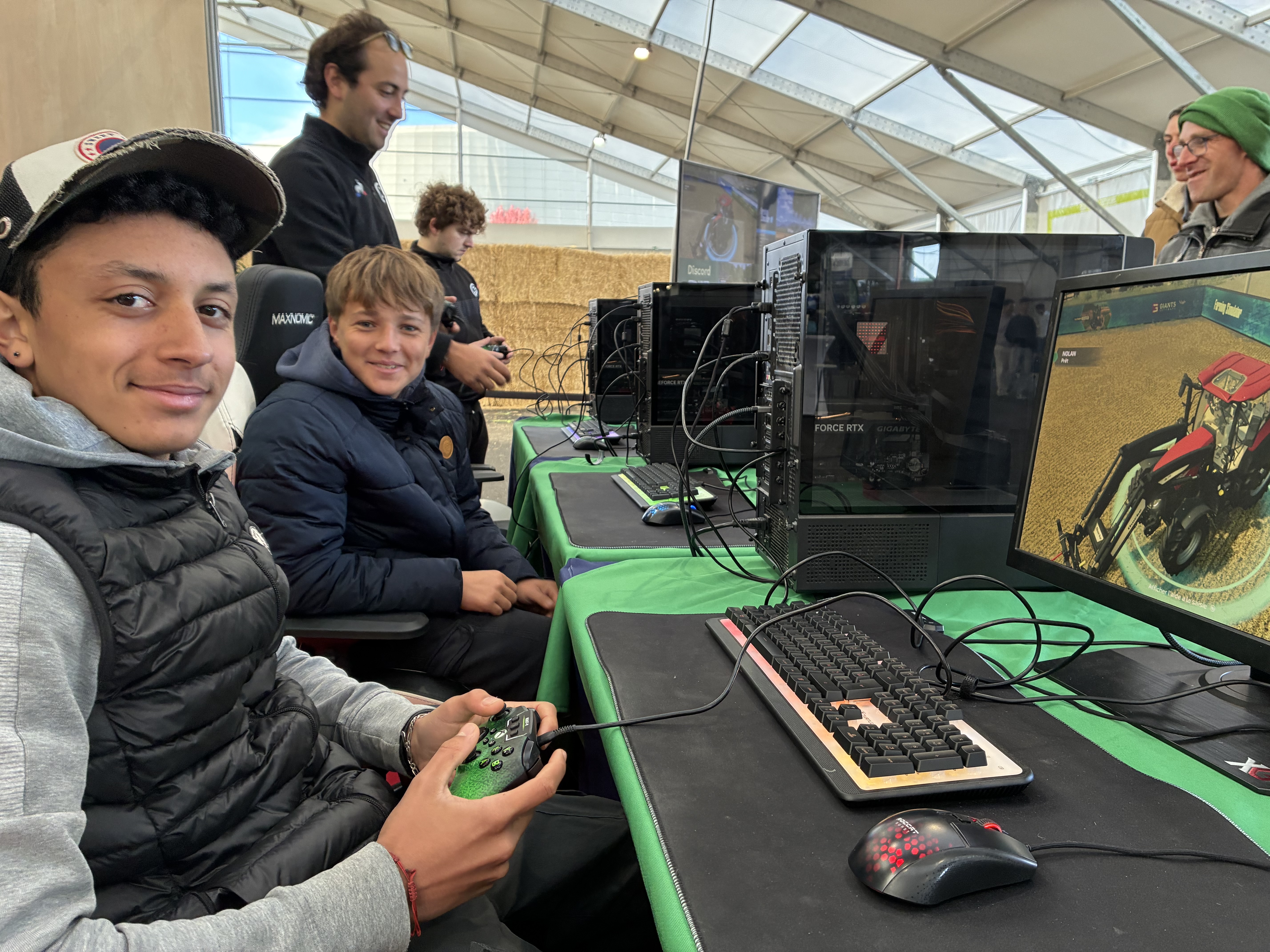 Le challenge Farming Simulator continue aujourd'hui. Rendez-vous Hall 3. Le challenge Farming Simulator continue aujourd'hui. Rendez-vous Hall 3.