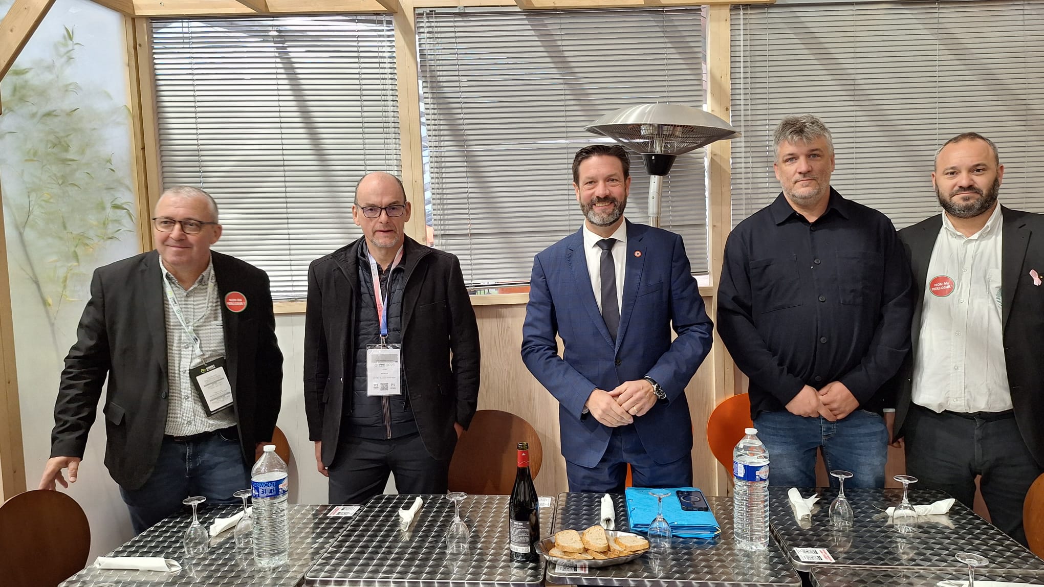 Fabrice Pannekoucke (au centre) aux côtés des éleveurs allaitants sur le stand Interbev.