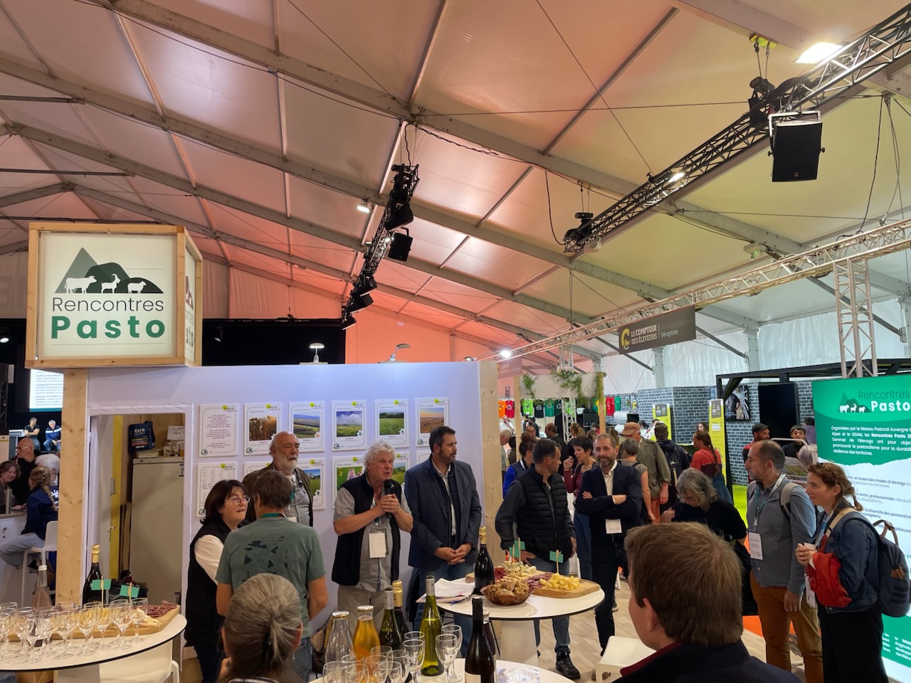 Le stand Rencontres Pasto se trouve dans hall d'accueil du Sommet de l'Elevage.