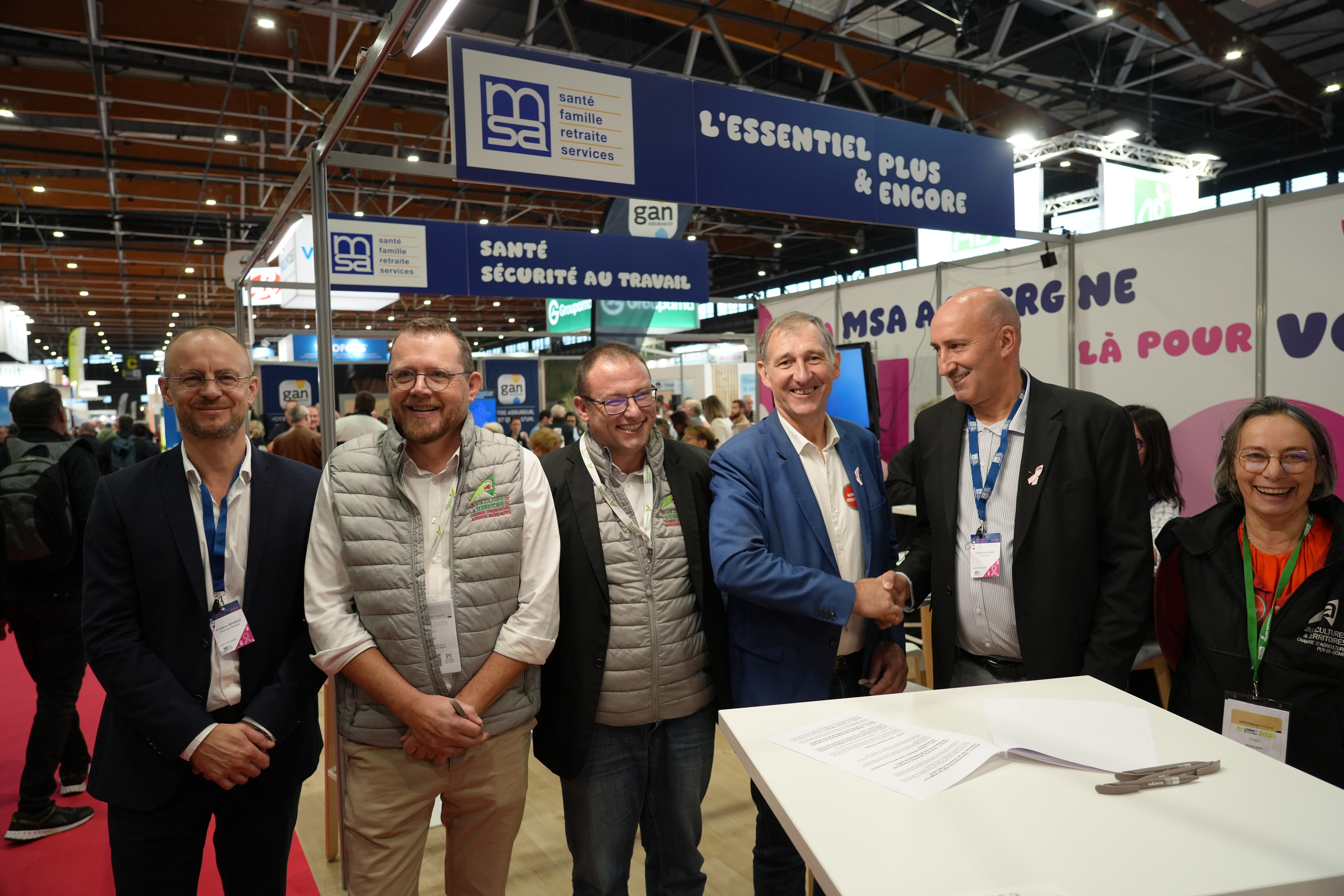 Les présidents de la MSA Auvergne et de la Chambre régionale d'agriculture d'Auvergne-Rhône-Alpes, Christian Gouy er Michel Joux ont signé, hier, une convention pour faciliter l'installation et la transmission en agriculture.