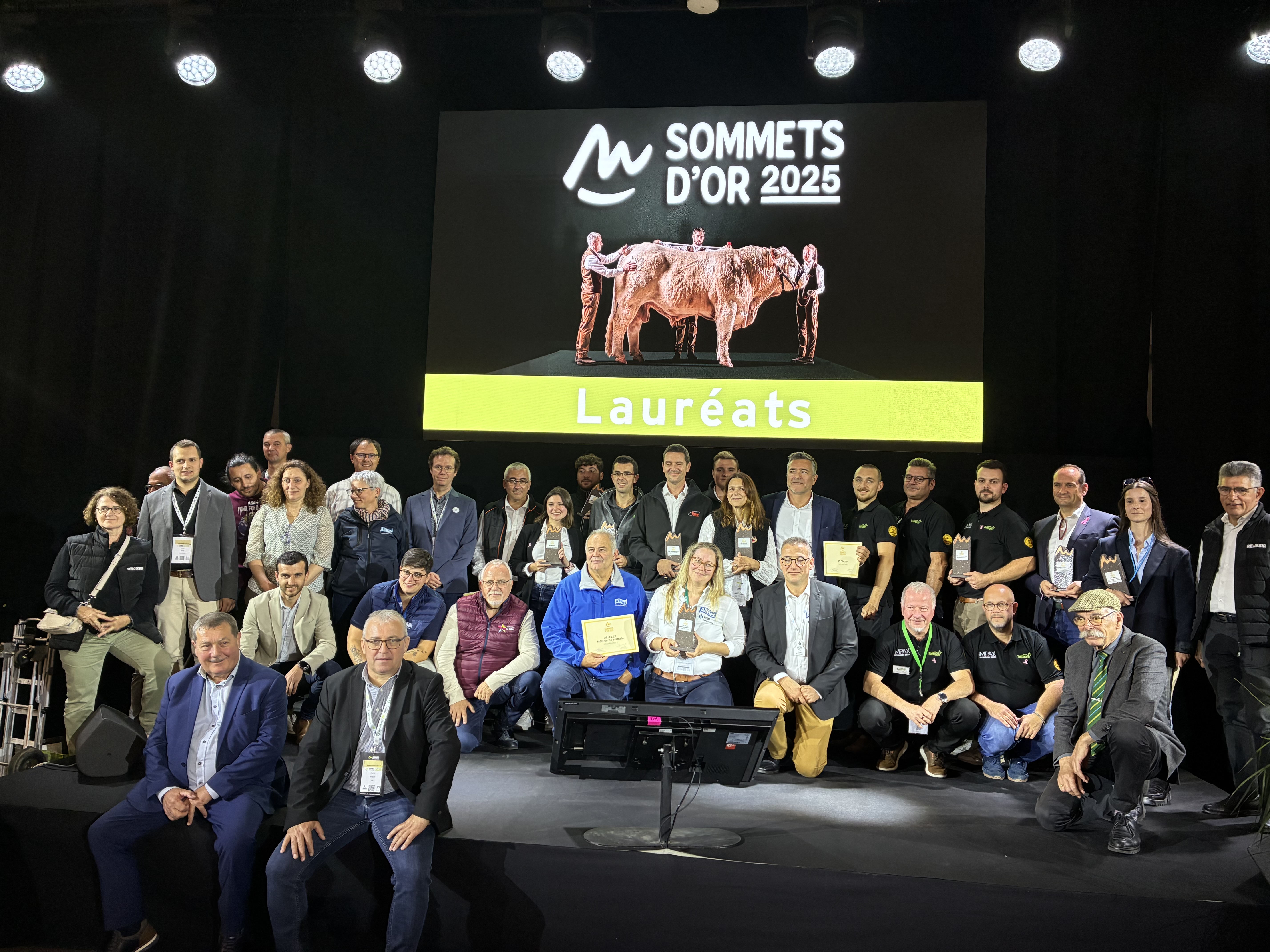 Les lauréats des Sommets d'Or 2025 réunis sur la scène de l'Espace Rencontres.