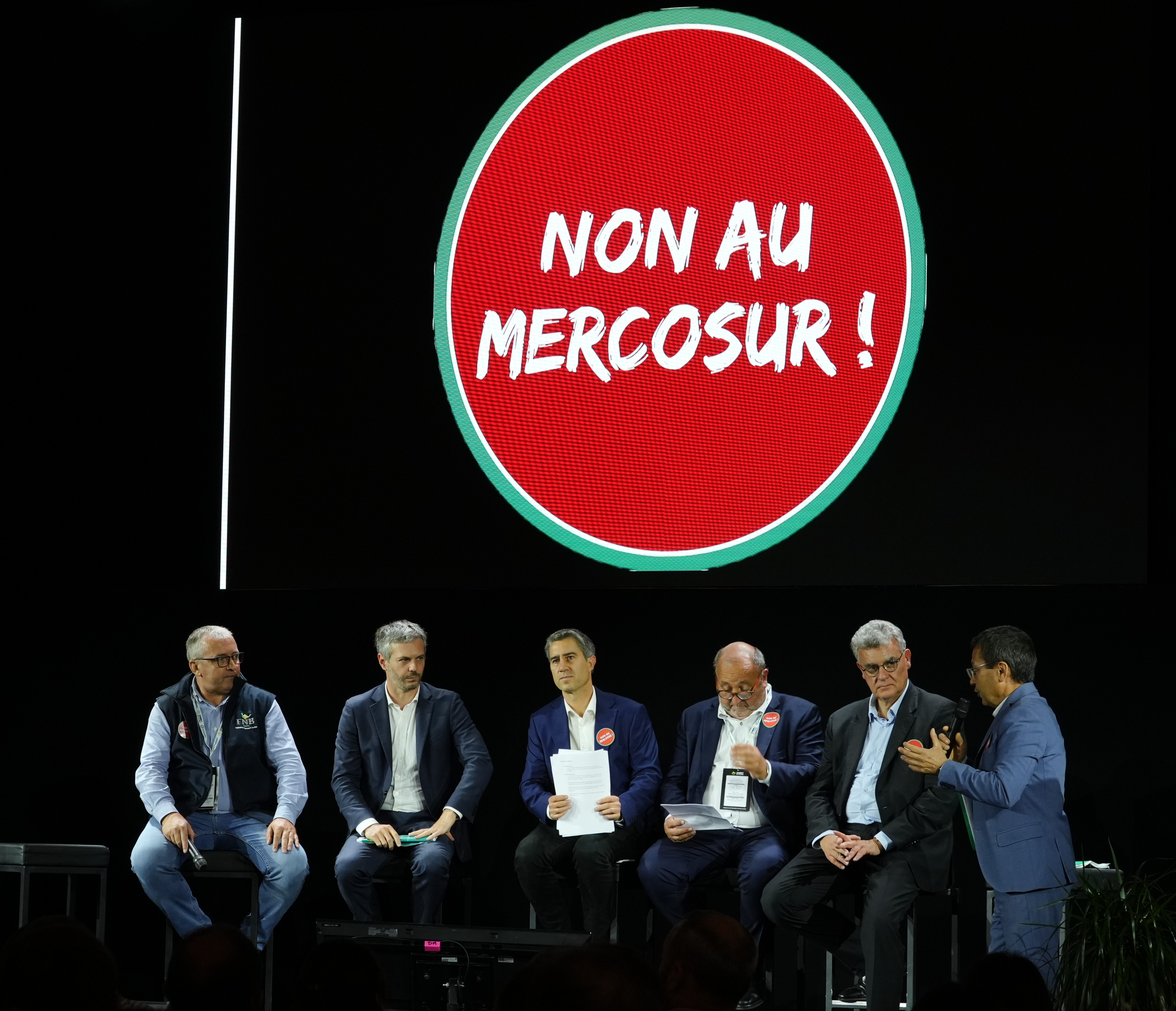 Patrick Bénézit aux côtés des députés lors du temps fort sur le Mercosur.