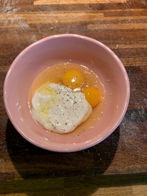 Les oeufs dans le bol et on ajoue de la crème fraîche