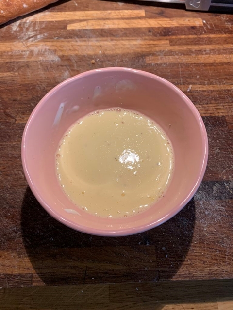 Les oeufs et la crème fraîche sont touillés