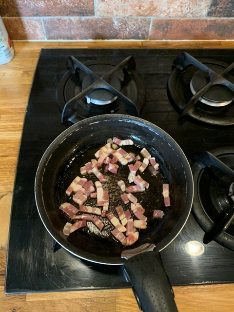 les lardons cuisent dans la poêle