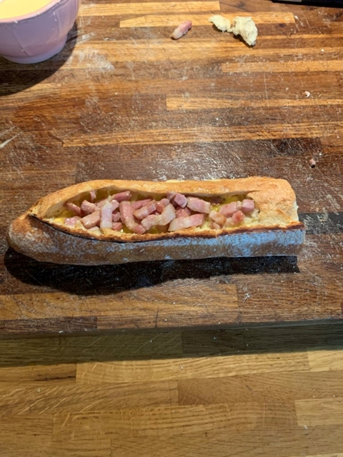 On ajoute les lardons dans la baguette