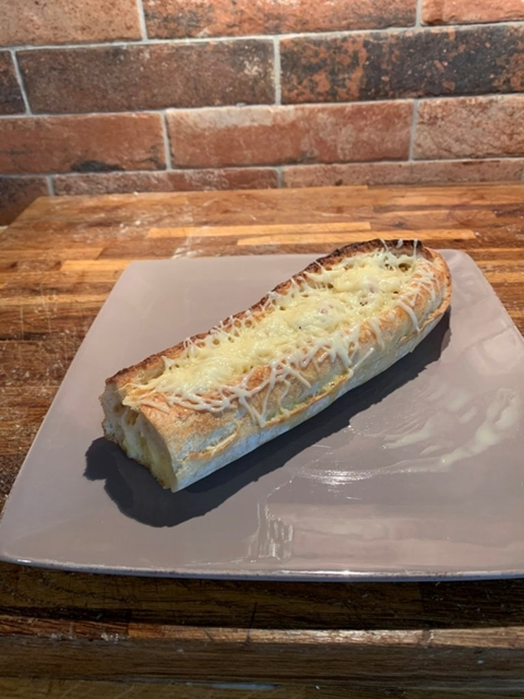 La baguette est prête et sortir du four et disposée dans une assiette
