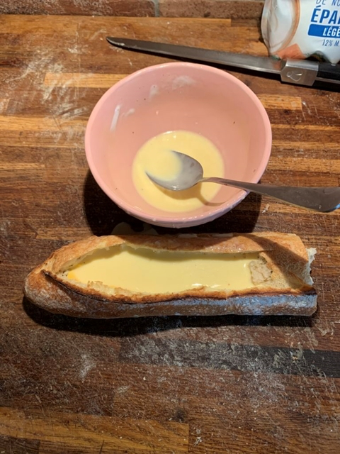 On ajoute le mélange, oeufs et crème fraîche dans la baguette